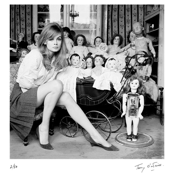 Terry O'Neill, Jean Shrimpton at a doll hospital, 1964
