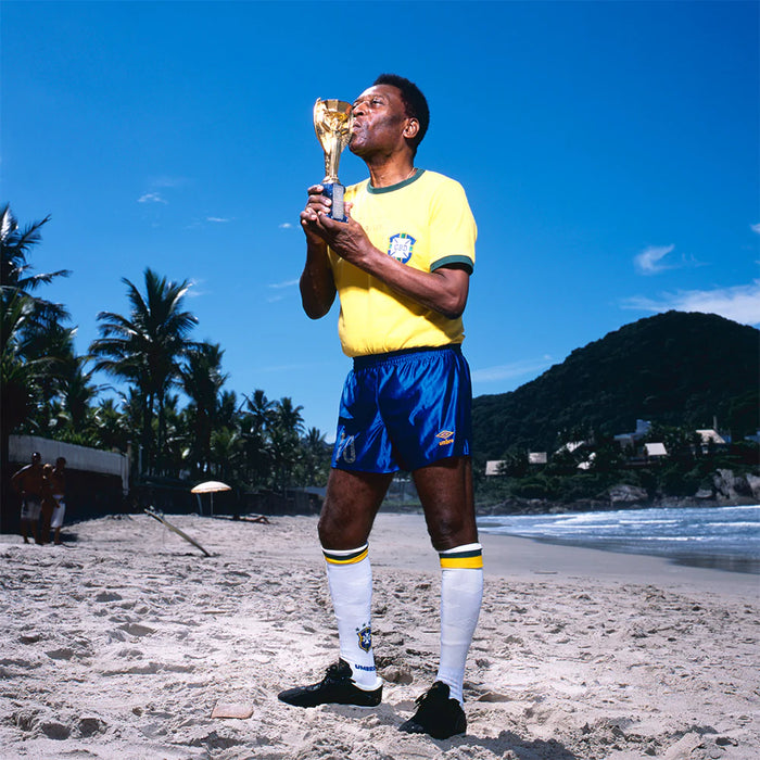 Terry O'Neill, Pelé kissing the World Cup Trophy, 2013