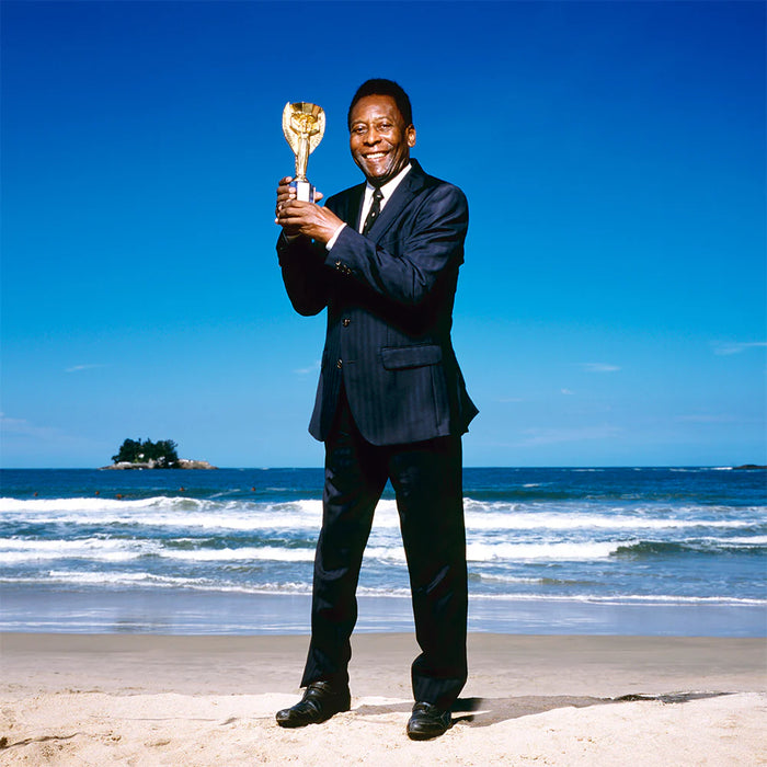 Terry O'Neill, Pelé holding the World Cup Trophy, 2013
