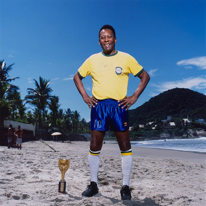 Terry O'Neill, Pelé on the beach in Santos, 2013
